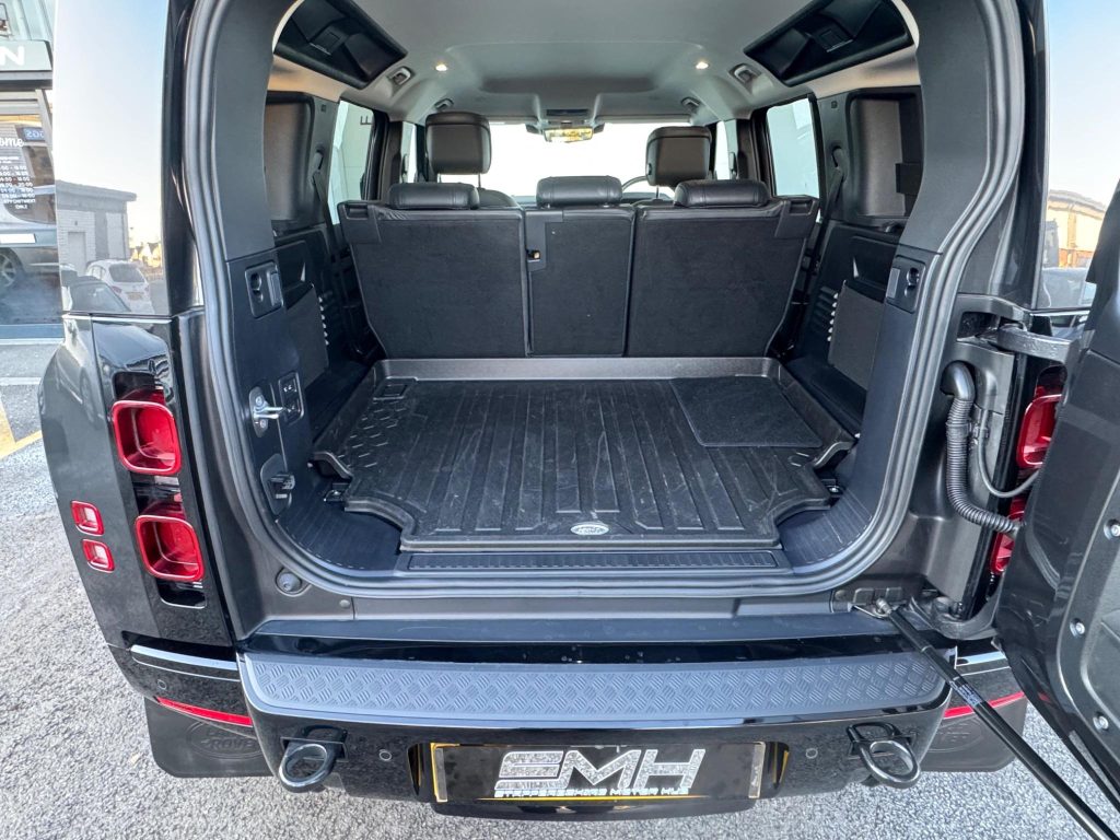 Land Rover Defender 110 3.0 D300 MHEV X-Dynamic HSE Hard Top SUV Auto 4WD MWB Euro 6 (s/s) 5dr