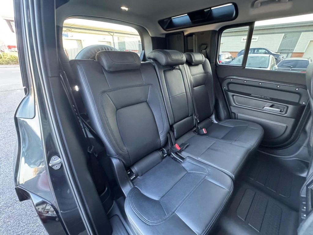 Land Rover Defender 110 3.0 D300 MHEV X-Dynamic HSE Hard Top SUV Auto 4WD MWB Euro 6 (s/s) 5dr