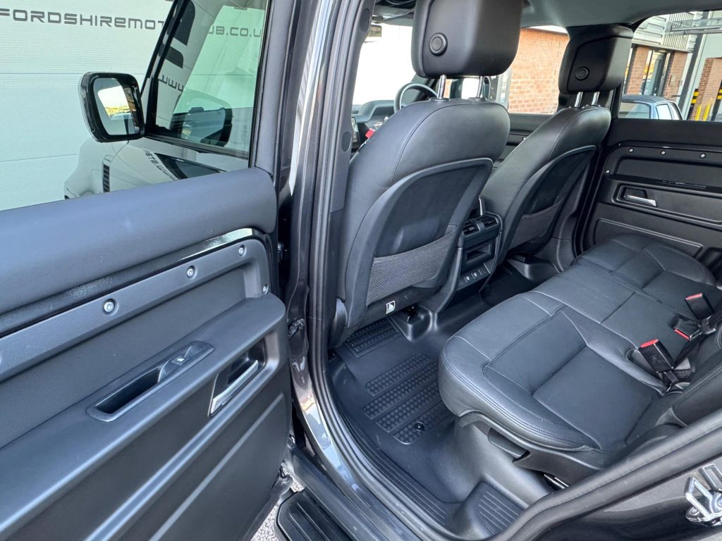 Land Rover Defender 110 3.0 D300 MHEV X-Dynamic HSE Hard Top SUV Auto 4WD MWB Euro 6 (s/s) 5dr