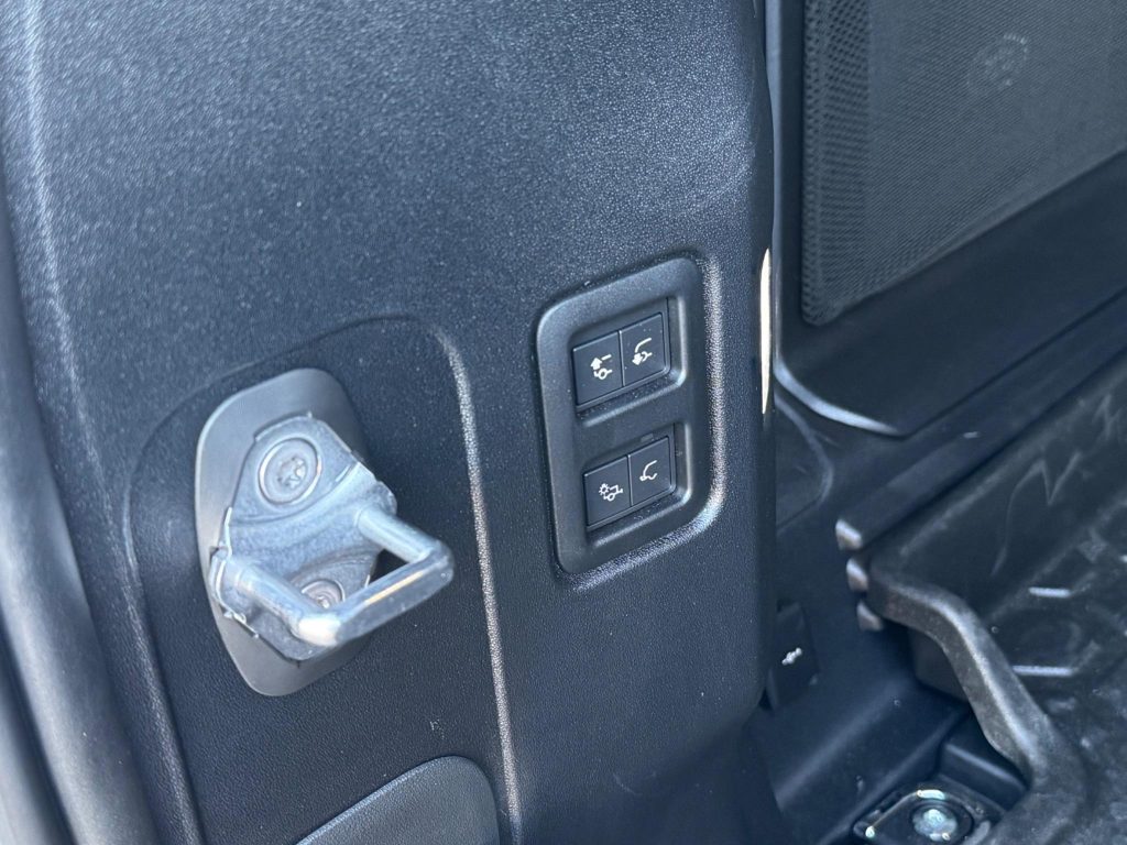 Land Rover Defender 110 3.0 D300 MHEV X-Dynamic HSE Hard Top SUV Auto 4WD MWB Euro 6 (s/s) 5dr