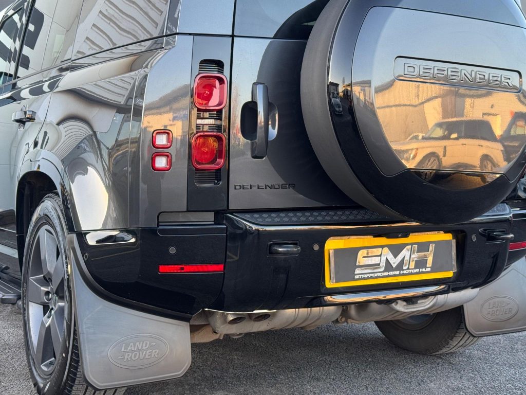 Land Rover Defender 110 3.0 D300 MHEV X-Dynamic HSE Hard Top SUV Auto 4WD MWB Euro 6 (s/s) 5dr