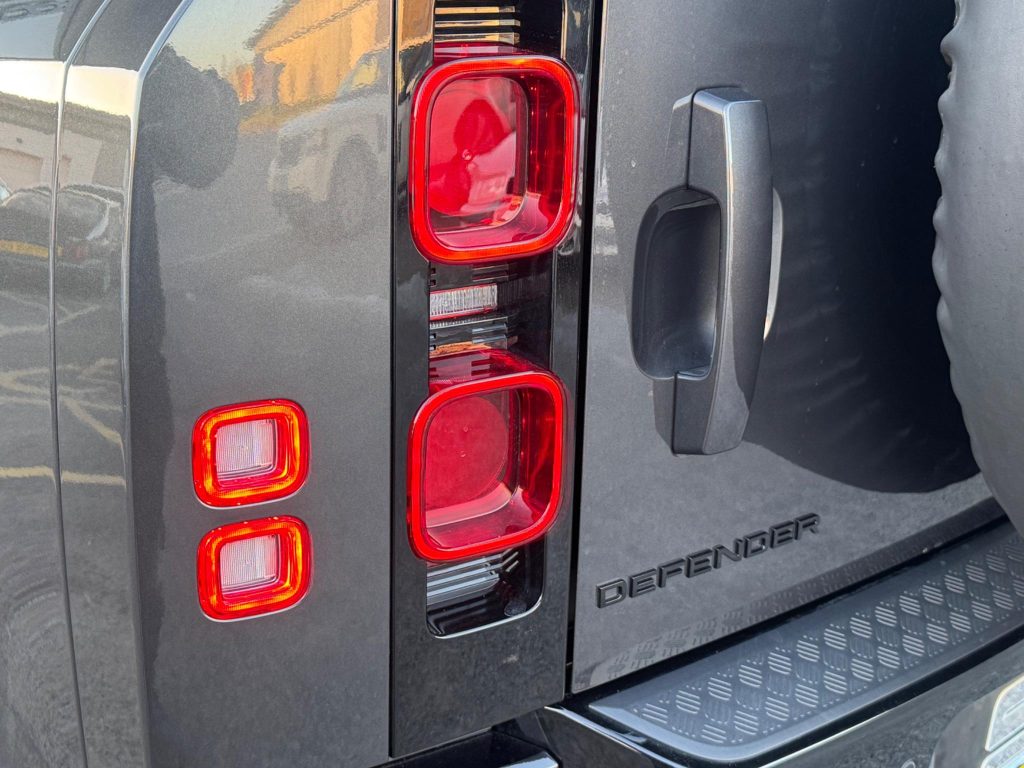 Land Rover Defender 110 3.0 D300 MHEV X-Dynamic HSE Hard Top SUV Auto 4WD MWB Euro 6 (s/s) 5dr